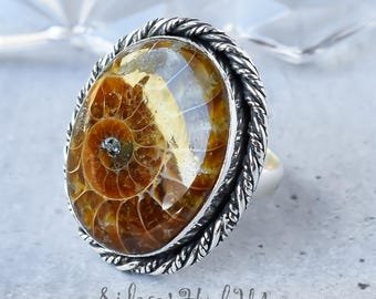 Anello con fossile di ammonite: gioiello boho fatto a mano in argento sterling