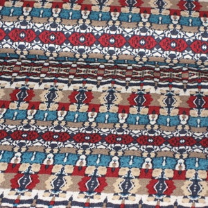 Könnte beinhalten: Ein gewebter Stoff mit einem sich wiederholenden horizontalen Muster aus geometrischen Formen in den Farben Rot, Türkis, Dunkelblau, Beige und Weiß. Das Design besteht aus abwechselnden Bändern mit komplexen Motiven, die eine strukturierte Optik erzeugen.