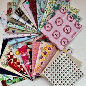 Könnte beinhalten: Eine Sammlung von 20 Stoffquadraten mit verschiedenen Mustern und Farben, darunter florale, geometrische und Tiermotive. Die Stoffquadrate sind fächerförmig angeordnet, wobei die Spitzen der Quadrate nach außen zeigen.