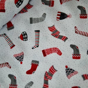 Wilmington Patchworkstoff SNOWY TIDINGS Socken & Mützen, Weihnachtsstoff Baumwollstoff Stoff Winter Dekostoff Bild 1