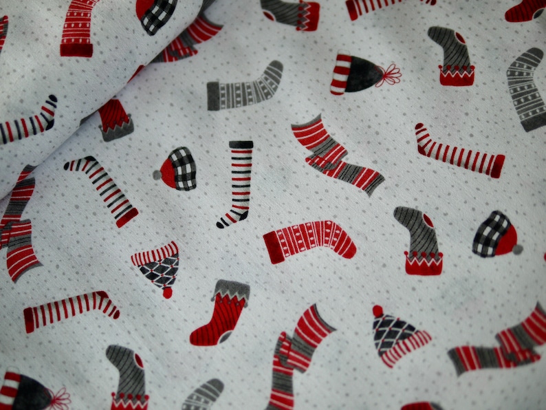 Wilmington Patchworkstoff SNOWY TIDINGS Socken & Mützen, Weihnachtsstoff Baumwollstoff Stoff Winter Dekostoff Bild 1