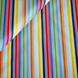 Puede incluir: Tela rayada multicolor con rayas finas y gruesas alternadas en tonos de rojo, azul, amarillo, verde y blanco.