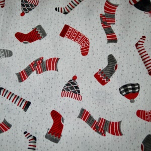 Wilmington Patchworkstoff SNOWY TIDINGS Socken & Mützen, Weihnachtsstoff Baumwollstoff Stoff Winter Dekostoff Bild 3