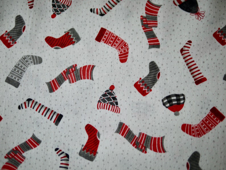 Wilmington Patchworkstoff SNOWY TIDINGS Socken & Mützen, Weihnachtsstoff Baumwollstoff Stoff Winter Dekostoff Bild 3