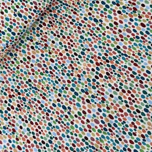 以下が含まれることがあります： カラフルな楕円形のドット模様が施された白い生地のクローズアップ。 ドットは赤、緑、青、オレンジ、茶色の色合いです。 生地は左上隅で折りたたまれています。