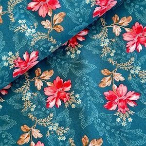 Può includere: Tessuto color teal con motivo floreale. Il design presenta grandi fiori rossi con bordi rosa, piccoli fiori bianchi e blu e foglie marroni. Il tessuto ha una trama a pois.
