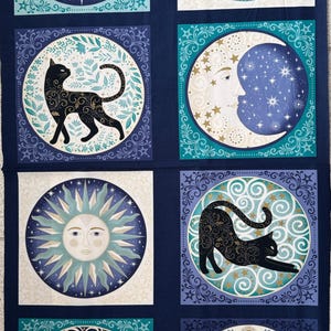 Könnte beinhalten: Ein Stoffpaneel mit acht quadratischen Illustrationen in Marineblau, Petrol und Creme. Die Motive zeigen schwarze Katzen mit goldenen Verzierungen, Schmetterlinge, ein Sonnengesicht und ein Mondgesicht. Der Text unten lautet 202 Charmed Panel.
