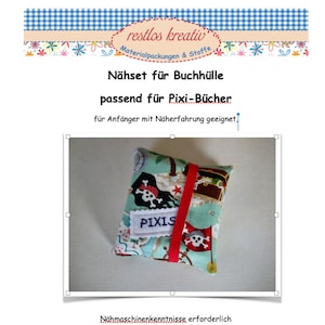 Könnte beinhalten: Ein Stoff-Buchhüllen-Set mit Piraten-Motiv. Die Hülle ist türkis mit Piratenflaggen- und Schatzkisten-Designs. Ein rotes Gummiband sichert die Hülle. Der Text "PIXIS" ist sichtbar.