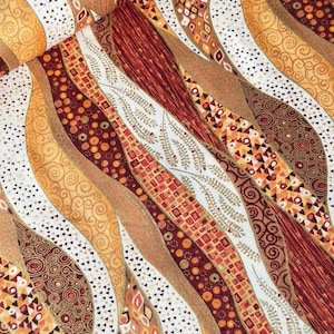 Puede incluir: Primer plano de una tela con un patrón repetitivo de rayas onduladas verticales. Las rayas presentan una variedad de colores cálidos, incluyendo dorado, marrón y rojo, con diseños geométricos y florales. El fondo es blanco con pequeños puntos negros.