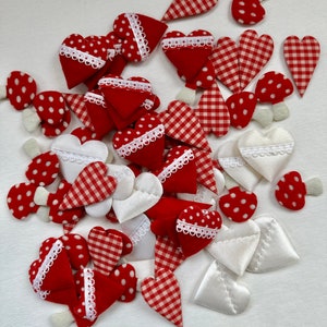 Herzen oder Pilze Streuteile, Tischdeko zur Hochzeit, Verlobung, kleine Filz Dekoherzen Satin, rot, kariert, mit Spitze, Scrapbooking