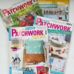 Könnte beinhalten: Eine Ansammlung von Zeitschriften mit dem Titel "Patchwork", die Nähprojekte und Taschen zeigen. Die Zeitschriften zeigen den Text "Lena's Patchwork" und sind in verschiedenen Farben auf einer weißen Oberfläche angeordnet.