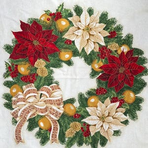Peut inclure: Une couronne de Noël festive avec des poinsettias rouges, des ornements dorés et un nœud décoratif. La couronne est entourée d'aiguilles de pin vertes et de baies rouges, avec une bordure dorée et verte.