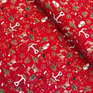 Könnte beinhalten: Festlicher roter Stoff mit einem sich wiederholenden Weihnachtsmuster. Das Design umfasst Weihnachtsmäntel, Rentiere, verpackte Geschenke, Fäustlinge, Schneemänner und Weihnachtsbäume mit goldenen Akzenten und Sternformen.
