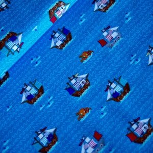 Makower patchwork tissu bateau pirate, tissu en coton pirates, pirates, navires, voilier, tissu pour enfants, tissu pirate bleu moyen coloré