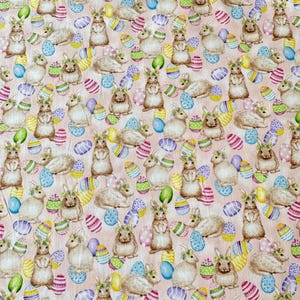 Könnte beinhalten: Ein sich wiederholendes Muster aus Osterhasen und dekorierten Eiern auf hellrosa Hintergrund. Die Hasen sind in verschiedenen Posen, einige stehen und andere liegen. Die Eier sind mit Streifen und floralen Mustern verziert.