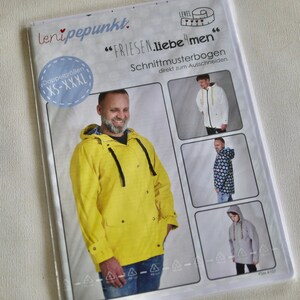 Può includere: Un modello di cucito "FRIESEN.liebe men" di lenipepunkt. Presenta una giacca con cappuccio gialla con cordini neri. Taglie XS-XXXL. Ulteriori immagini mostrano la giacca in diversi colori e fantasie.