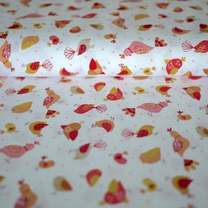 Puede incluir: Tela blanca con un patrón repetido de pájaros coloridos en tonos de rojo, naranja y amarillo. Las aves están estilizadas con diseños detallados de alas y colas. Pequeños lunares marrones claros están dispersos por el fondo.