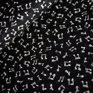 Serie di note in tessuto patchwork Wilmington REGALO MUSICALE, bianco e nero, note musicali in tessuto di cotone
