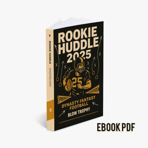Puede incluir: Un libro titulado "Rookie Huddle 2025" con una cubierta negra que presenta una ilustración de un jugador de fútbol americano. El lomo del libro dice "Rookie Huddle". También es visible el texto "Dynasty Fantasy Football Blow Trophy". Las palabras "EBOOK PDF" están en la parte inferior.