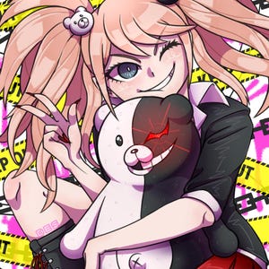 Op de afbeelding: Anime-stijl illustratie van een personage met roze staartjes, die een zwart-wit berenknuffel vasthoudt. Het personage draagt een zwart jasje en een rode rok, met een ondeugende uitdrukking. De achtergrond heeft gele waarschuwings tape en roze accenten.