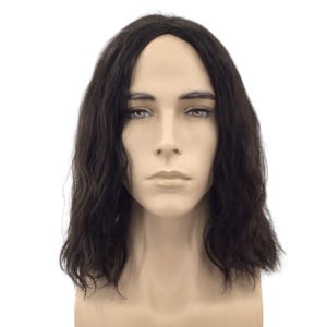 Könnte beinhalten: Eine lange, dunkelbraune Perücke mit welligem Haar. Die Perücke ist in einem geschichteten, lässigen Look gestylt.