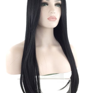 Puede incluir: Peluca negra de pelo liso sobre una cabeza de maniqu&iacute;. La peluca presenta una l&iacute;nea de cabello natural y mechones largos y lisos. El maniqu&iacute; tiene tez clara, ojos verdes y una expresi&oacute;n neutra. El fondo es blanco.