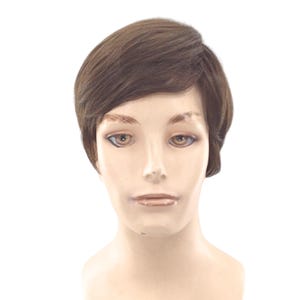 Op de afbeelding: Een mannequinhoofd met kort, donkerbruin haar, gestyled met een zijscheiding. De mannequin heeft een neutrale uitdrukking, met gedetailleerde ogen en een gladde teint. De achtergrond is effen wit.