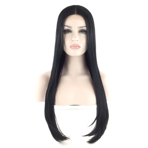 Puede incluir: Peluca negra con cabello largo y liso. La peluca est&aacute; peinada con una raya en medio y llega hasta la mitad del pecho. La peluca se muestra en una cabeza de maniqu&iacute; con tez p&aacute;lida y ojos verdes.