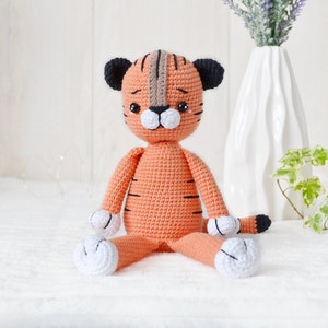 Filhote de tigre de crochê: decoração de berçário com bichinhos de pelúcia feitos à mão