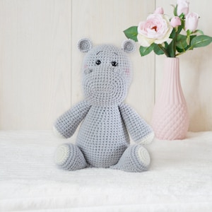 Nilpferd Baby Stofftier häkeln personalisierte Mädchen Junge Ostern Korbfüller Kleinkind Weihnachtsgeschenk für Kinder handgefertigt
