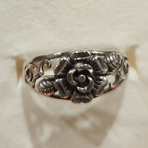 Vintage sterling silver hand carved flower ring