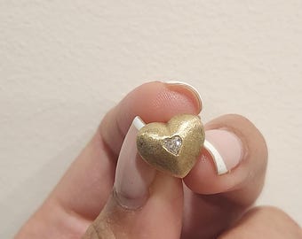Charm de corazón vintage de plata de ley chapado en oro con circonitas cúbicas