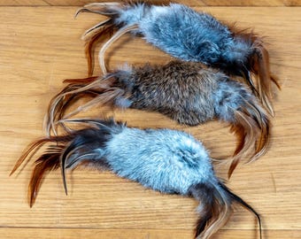3 juguetes de piel de conejo para gatos / "Cangrejo" con plumas y sonajero / Fomenta el instinto natural de caza de tu gato