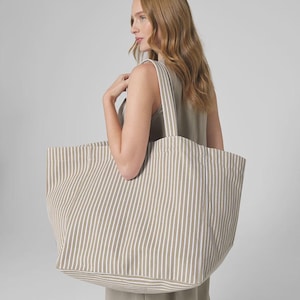 Bolso de playa extragrande personalizado, bolso tote grande a rayas, bolso de vacaciones con nombre personalizado, bolso tote de verano, bolso de viaje, regalo para ella. imagen 4