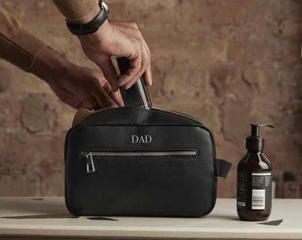 Neceser de lujo personalizado para hombre: neceser con efecto piel. Regalo personalizado para padrinos de boda, Día del Padre, cumpleaños o Navidad.