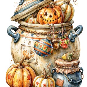 Puede incluir: Una olla grande de cerámica con tapa, llena de calabazas talladas y decorada con adornos colgantes que incluyen una esfera estampada, una bellota y una fresa. Una olla azul más pequeña y dos calabazas se sitúan delante, con hojas de otoño.