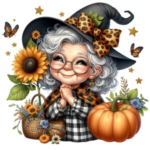Può includere: Un'illustrazione di cartone animato di una strega sorridente con i capelli grigi che indossa un cappello da strega nero con un fiocco a stampa leopardata, un vestito a quadri bianco e nero e uno scialle a stampa leopardata. Tiene le mani giunte davanti a sé. Nell'immagine sono presenti un girasole, un cesto di fiori e una zucca.