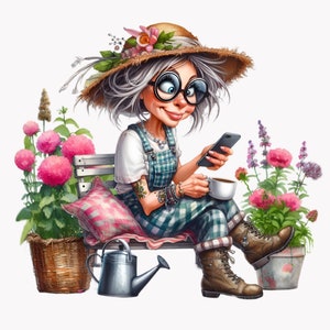 Può includere: Illustrazione di una donna in abiti da giardinaggio, con un cappello di paglia ornato di fiori e grandi occhiali rotondi. È seduta su una panchina, tiene in mano un telefono e una tazza di caffè, circondata da piante in vaso e un annaffiatoio.