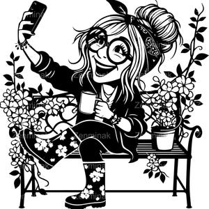 6 Happy Garden Woman-svg-bestand knippen. Speelse dame met bril en rommelige knot maakt een selfie op een gebloemde bank terwijl ze een koffiemok vasthoudt