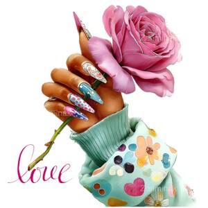 Puede incluir: Una mano con uñas largas y decoradas sostiene una rosa rosa. Las uñas están pintadas con varios colores y diseños. La persona lleva un suéter azul claro con diseños florales y de corazón. La palabra "love" está escrita en cursiva.