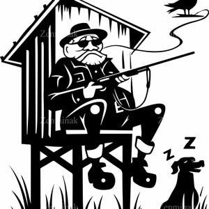 以下が含まれることがあります： 狩猟小屋にいる、ライフルを持ったハンターの白黒イラスト。鳥が上を飛び、眠っている犬が下に座っています。ハンターは帽子とサングラスを着用しています。素朴でアウトドアなテーマの画像です。