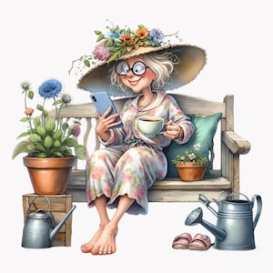 Op de afbeelding: Een vrouw in een bloemenjurk en een brede hoed zit op een houten bank. Ze houdt een kop koffie in de ene hand en een smartphone in de andere. Er staan potplanten en een gieter op de bank.