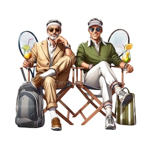 Könnte beinhalten: Zwei Männer in weißen Tennisoutfits und Hüten sitzen auf Regiestühlen. Sie halten Cocktails und Tennisschläger.