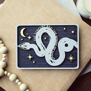 De slang en de vleugels van de nacht teken, booktok teken, booktok merch, smut teken, boekenplank teken, Carissa Broadbent, boekenplank decor