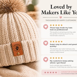 Puede incluir: Un gorro de punto acanalado beige con un pomp&oacute;n de piel sint&eacute;tica marr&oacute;n y una etiqueta de cuero tostado con un icono de mano y el texto HandMade With Love. La imagen incluye rese&ntilde;as de clientes con el texto Loved by Makers Like You.