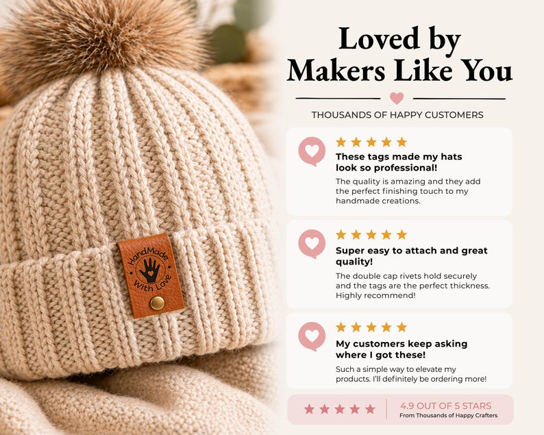 Puede incluir: Un gorro de punto acanalado beige con un pomp&oacute;n de piel sint&eacute;tica marr&oacute;n y una etiqueta de cuero tostado con un icono de mano y el texto HandMade With Love. La imagen incluye rese&ntilde;as de clientes con el texto Loved by Makers Like You.