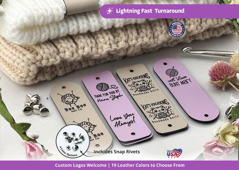 Puede incluir: Cuatro etiquetas rectangulares de cuero personalizadas en beige y morado claro con texto y gr&aacute;ficos impresos en negro que incluyen ovillos de lana, gatos y mensajes. El conjunto incluye remaches met&aacute;licos para su fijaci&oacute;n.