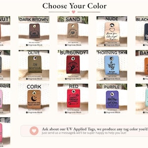 Puede incluir: Una carta de colores que muestra quince etiquetas rectangulares de cuero con remaches met&aacute;licos, cada una con texto y gr&aacute;ficos grabados &uacute;nicos. Los colores incluyen casta&ntilde;o, marr&oacute;n oscuro, arena, nude, negro, gris, oliva, burdeos, azul cielo, bamb&uacute;, algod&oacute;n de az&uacute;car, corcho, rojo, morado, cerceta y rosa.