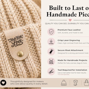 Puede incluir: Una etiqueta de piel sint&eacute;tica beige con el texto Made with Love y un remache de lat&oacute;n fijada a un tejido de punto acanalado. La imagen incluye texto que detalla caracter&iacute;sticas del producto como grabado l&aacute;ser, fijaci&oacute;n con remaches y uso.