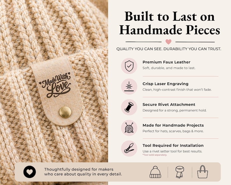 Puede incluir: Una etiqueta de piel sint&eacute;tica beige con el texto Made with Love y un remache de lat&oacute;n fijada a un tejido de punto acanalado. La imagen incluye texto que detalla caracter&iacute;sticas del producto como grabado l&aacute;ser, fijaci&oacute;n con remaches y uso.